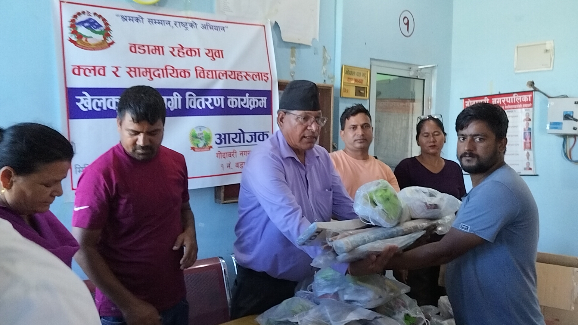 गोदावरी–१ मा क्लब र विद्यालयलाई खेलकुद सामग्री वितरण, युवालाई दुर्व्यसनमुक्त बनाउने प्रयास
