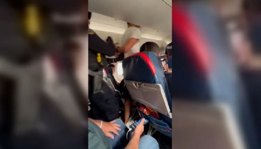 अमेरिकामा उडिरहेको विमानमा ढोका खोल्न खोजेपछि आपतकालीन अवतरण