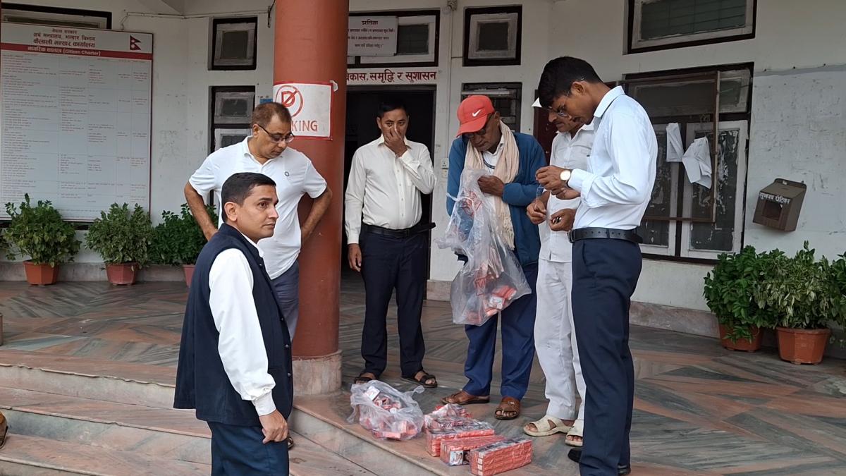 कैलालीमा खुकुरी चुरोटमा नक्कली स्टिकर टाँसी तस्करी, राजस्व घाटा बढ्ने चिन्ता