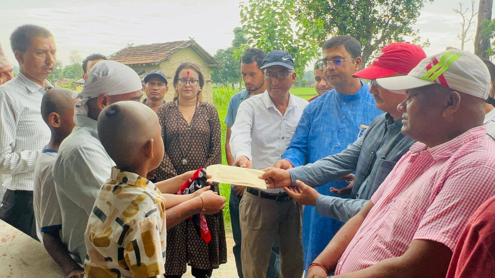 छाउपडीमा ज्यान गुमाएकी कमलाको परिवारलाई कांग्रेसद्वारा आर्थिक सहायता