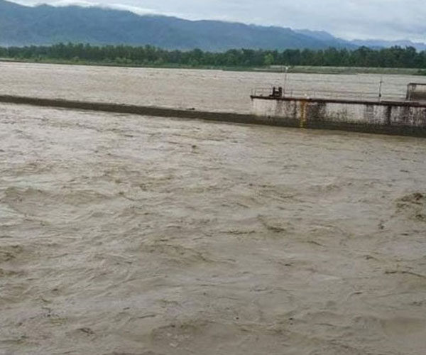 महाकालीमा पानीको बहाव घट्दो, शारदा ब्यारेजमा चारपांग्रे सवारी रोक कायमै