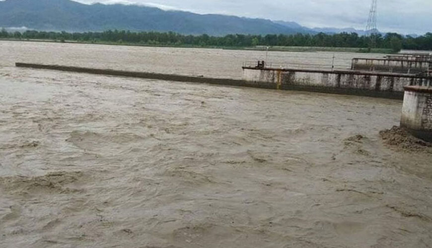 महाकालीमा पानीको बहाव घट्दो, शारदा ब्यारेजमा चारपांग्रे सवारी रोक कायमै