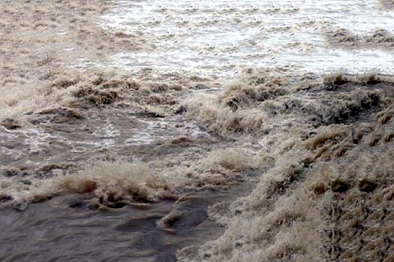 दार्चुलामा टिंकर खोलाको बाढी, तीन पुल बगाएर सडक अवरुद्ध