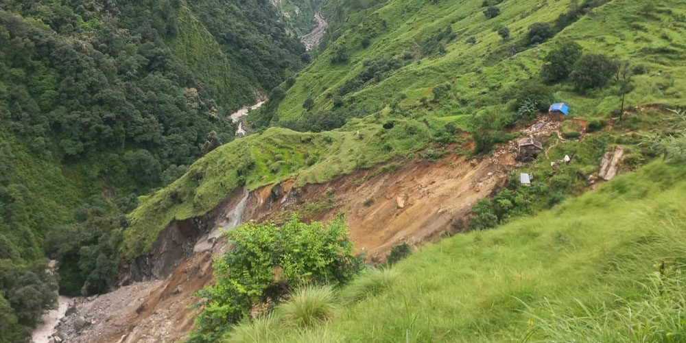 दार्चुलामा पहिरोले घर भत्किँदा दर्जनौँ परिवार विस्थापित, ग्रामिण सडक अवरुद्ध