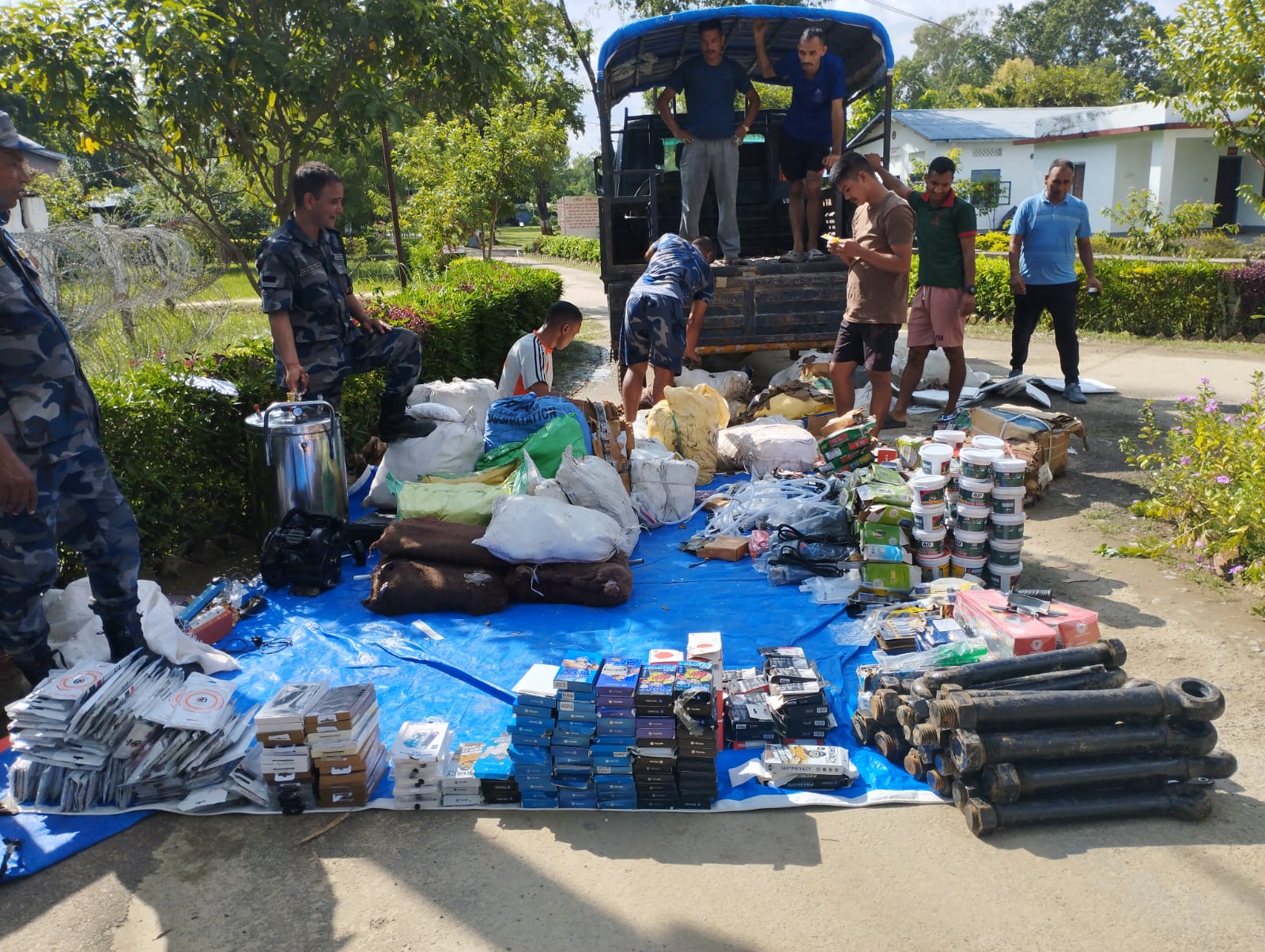 धनगढीमा सशस्त्र प्रहरीद्वारा १४ लाखभन्दा बढीको अवैध मोबाइल पार्ट्स र हार्डवेयर बरामद
