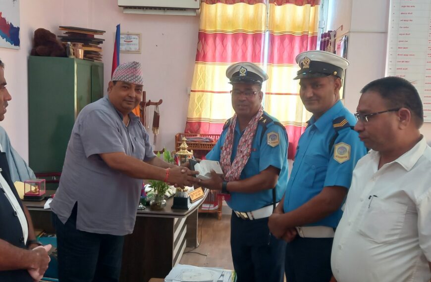 कृष्णपुर नगरपालिकाद्वारा ट्राफिक प्रहरी प्रमुखलाई दुई थान ब्रेथ लाइजर “अल्कोहल&hellip;
