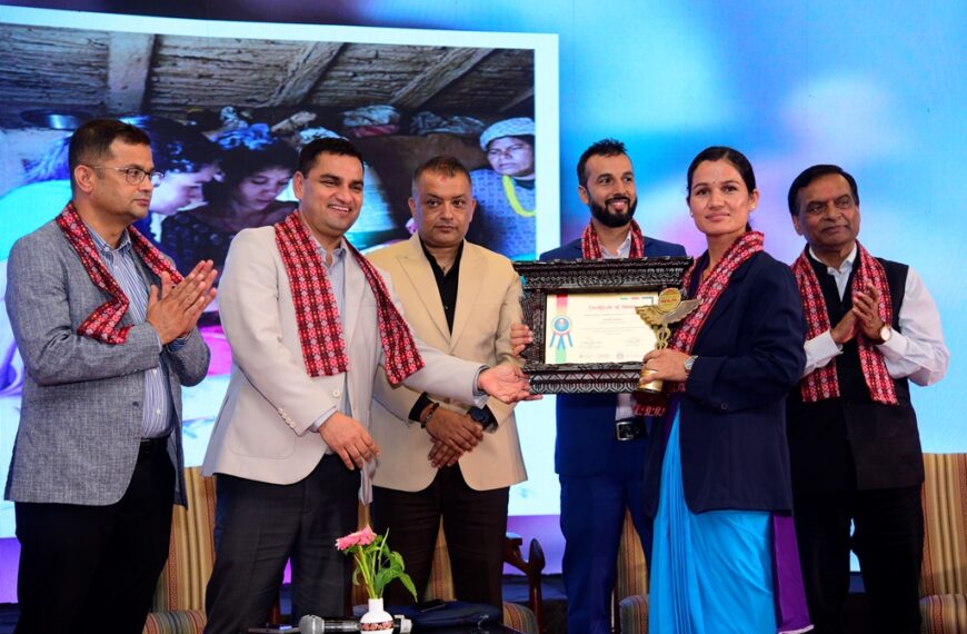 “जीवन दिने नर्स” अनमी सिगासकी जानकी पुजारा उत्कृष्ट नर्स अवार्डबाट सम्मानित