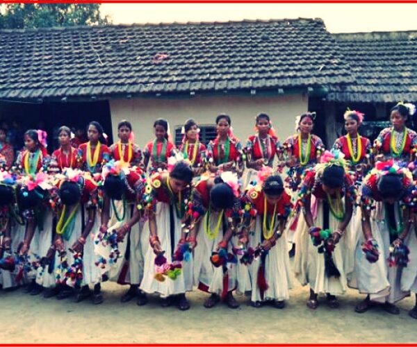 थारू बस्तीमा दसैँको रौनक : सखिया नाचले गाउँ चहलपहलमा थप्यो उत्साह