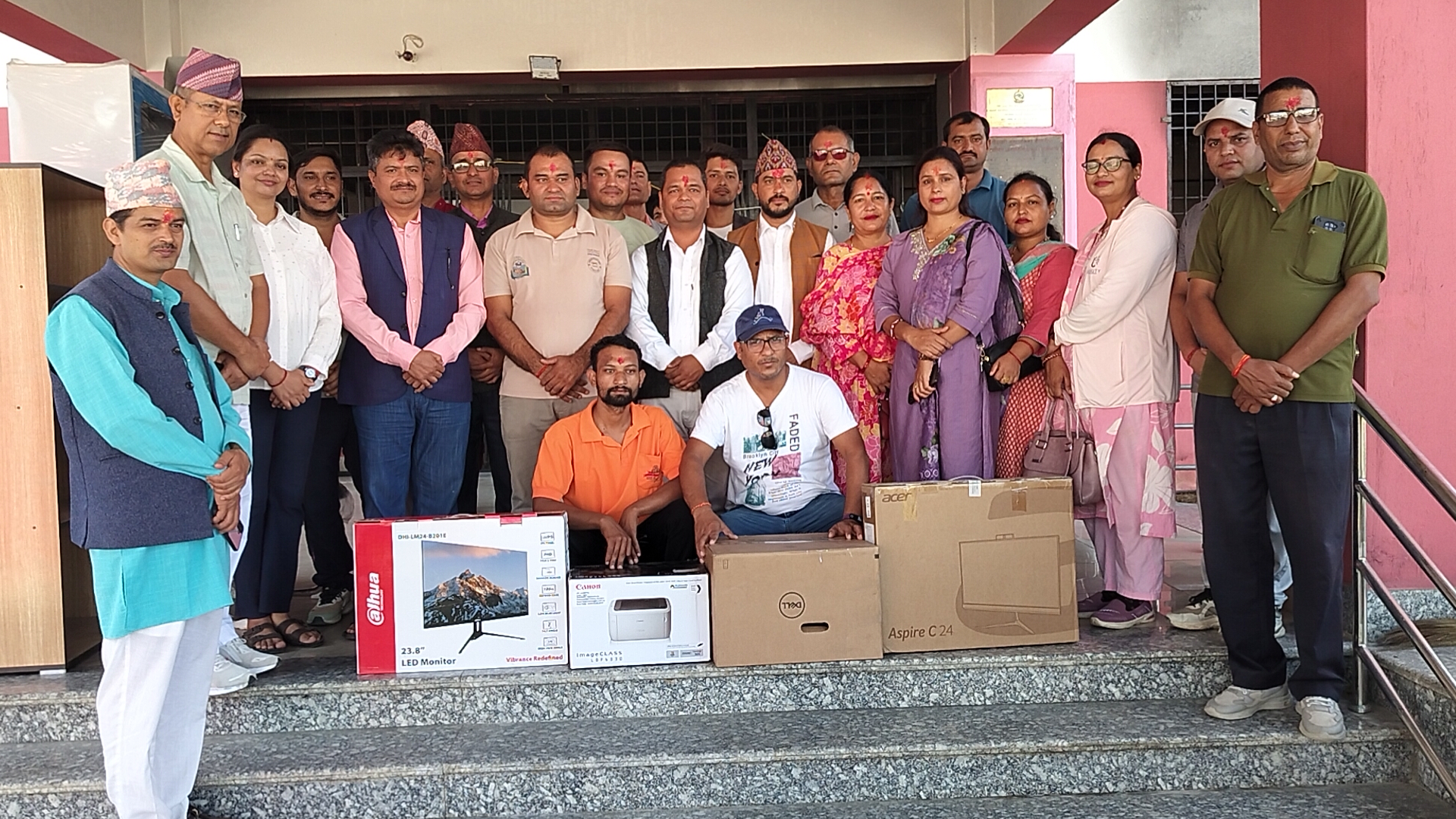 गोदावरी नगरपालिका पुनर्निर्माणका लागि दुर्गालक्ष्मी नमूनाका शिक्षकहरूद्वारा कम्प्युटर प्रिन्टर सहयोग