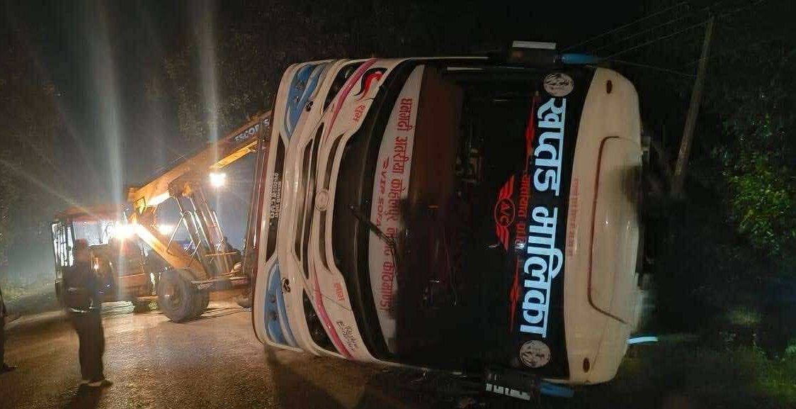काठमाडौंबाट धनगढीतर्फ जादै गरेको बस कपिलवस्तुमा पल्टिँदा १ को ज्या’न गयो, ५&hellip;