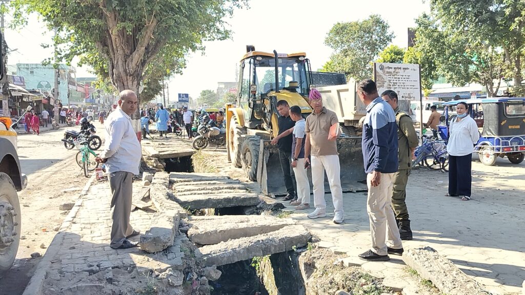गोदावरी नगरपालिकाद्वारा अत्तरिया बजारका सडक नालीहरु सरसफाई…
