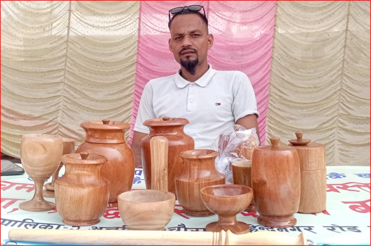 यूट्यूबले बदल्यो जीवन: शुक्लाफाँटाका भक्तबहादुर महराको काठकला व्यवसाय
