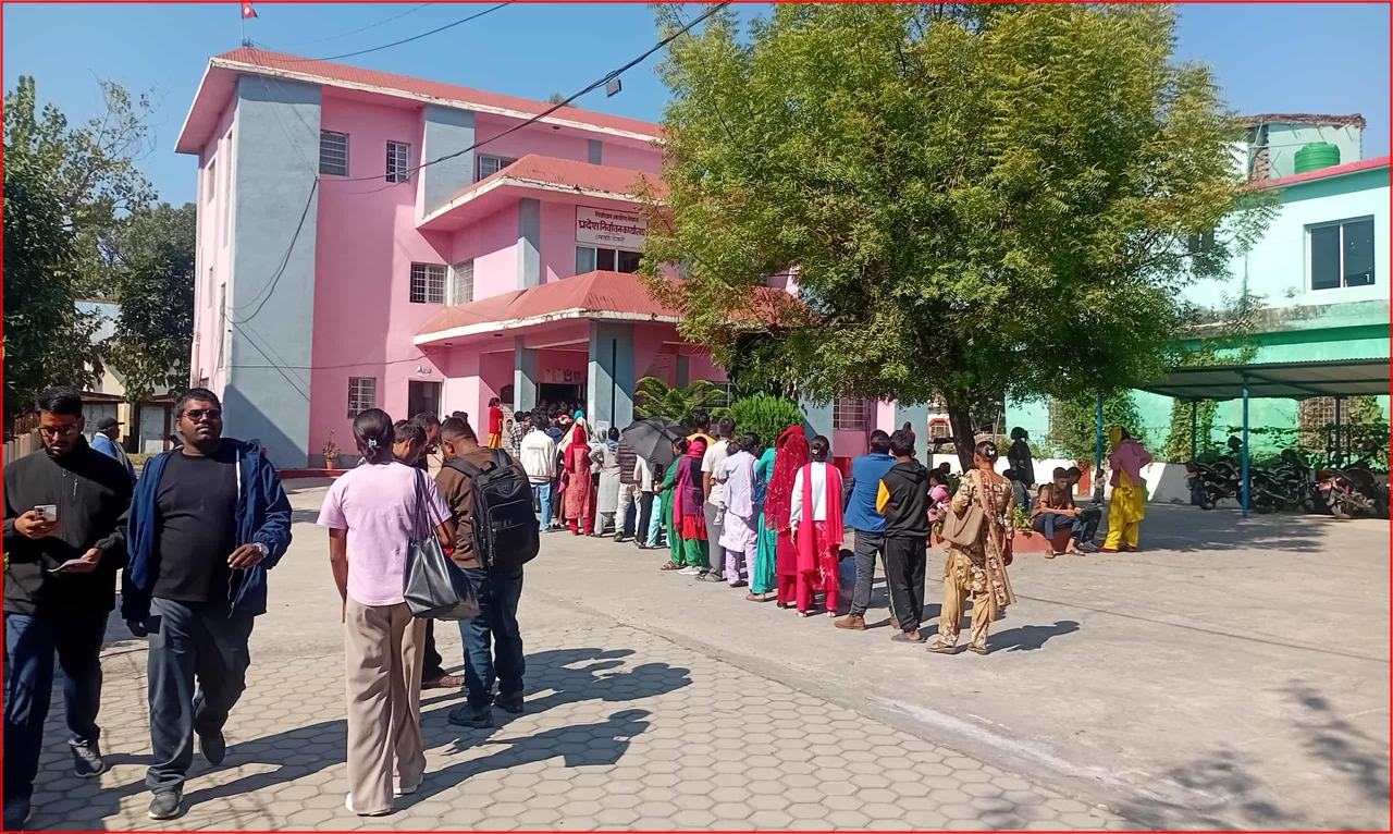 कैलालीमा मतदाता नामावलीमा नाम समावेश गर्नेको भिड