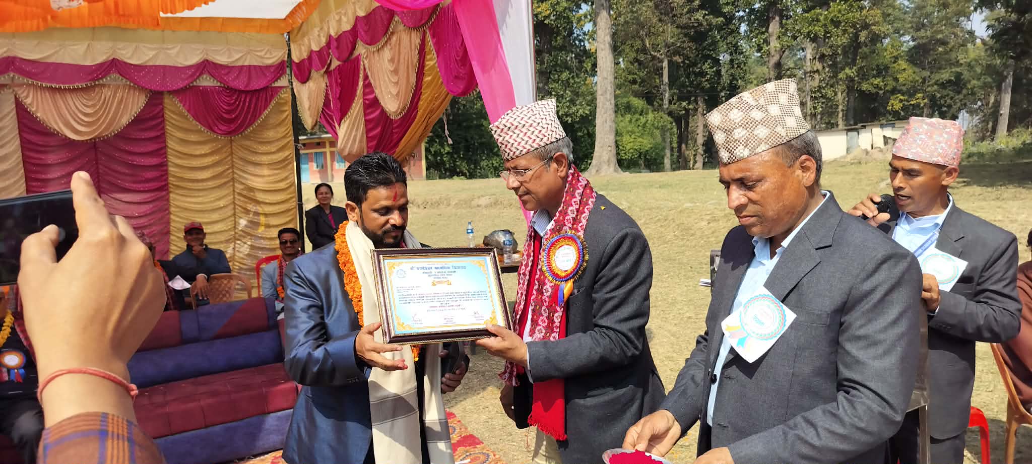 अत्तरियाका युवा नेता आगोद्वारा घण्टेश्वर माध्यमिक विद्यालयलाई आर्थिक सहयोग