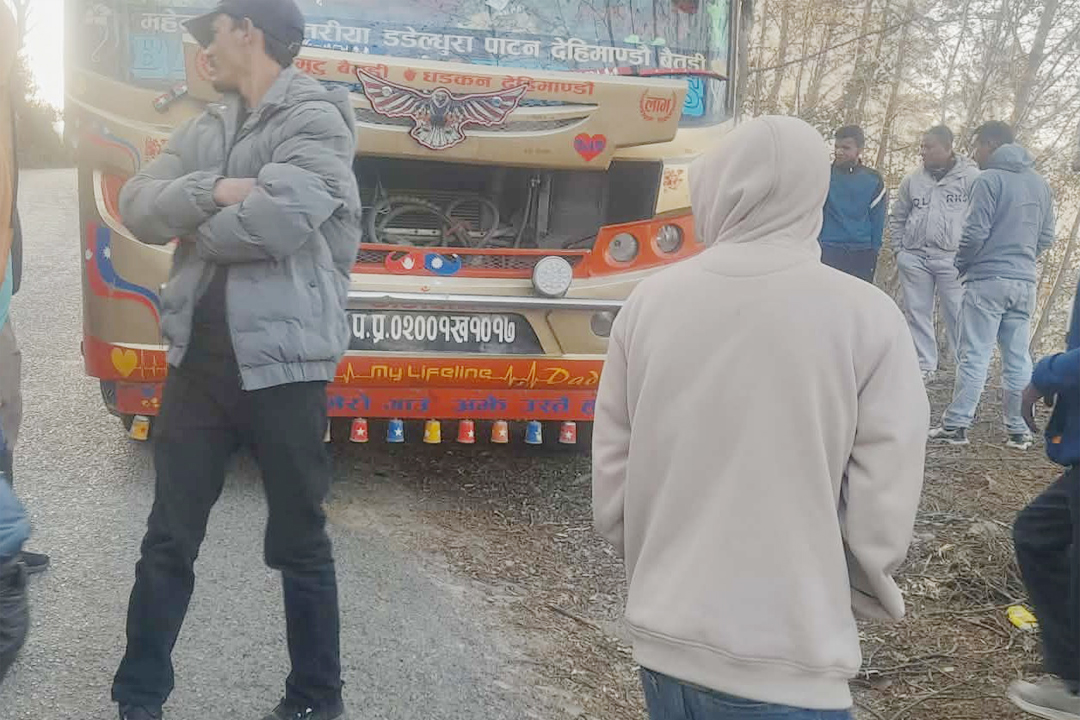 बैतडीको गुरुखोला मोडमा दुःखद दुर्घटना : बसको ढोकाबाट खसेर ६५ वर्षीय पुरुषको&hellip;