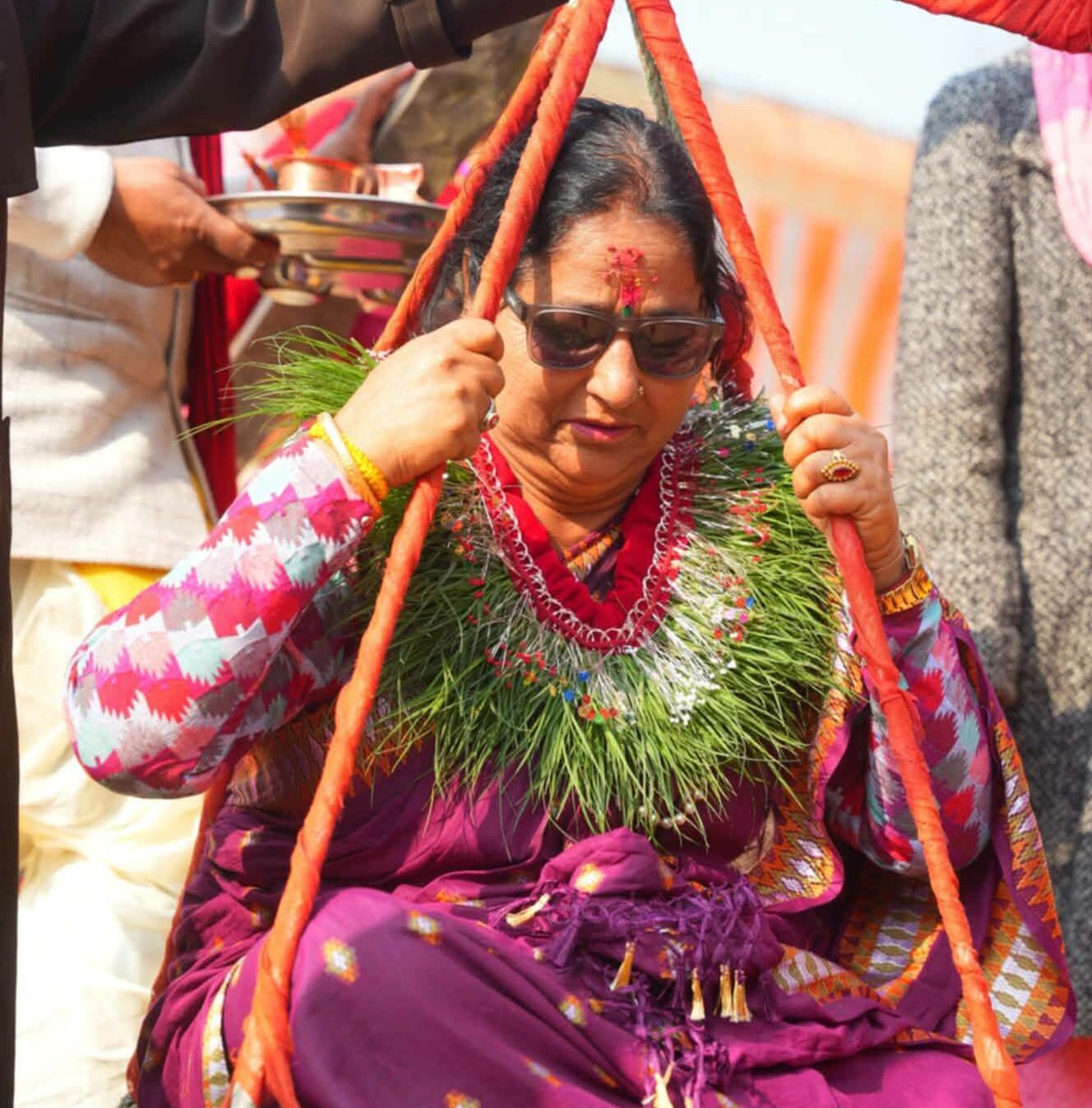 गोदावरीमा भावनात्मक तुला दान : जानकी मलासीले तौल बराबरको सामग्री अर्पण