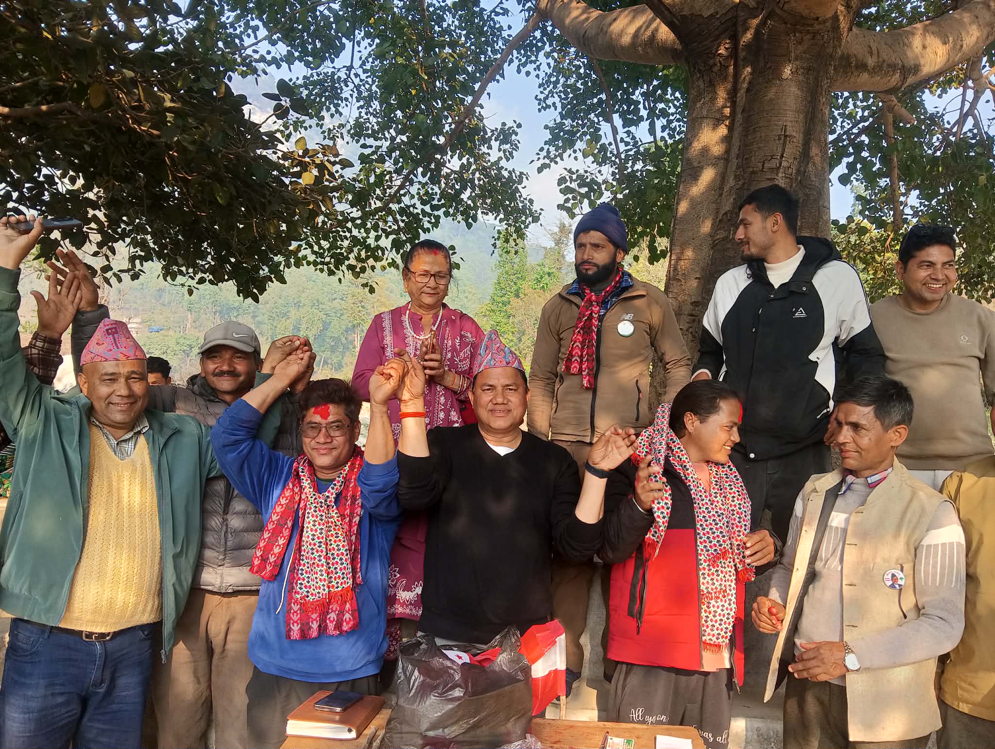 एमालेका जिल्ला सल्लाहकार सदस्य धामीसहित केही नेता कार्यकर्ता कांग्रेसमा प्रवेश