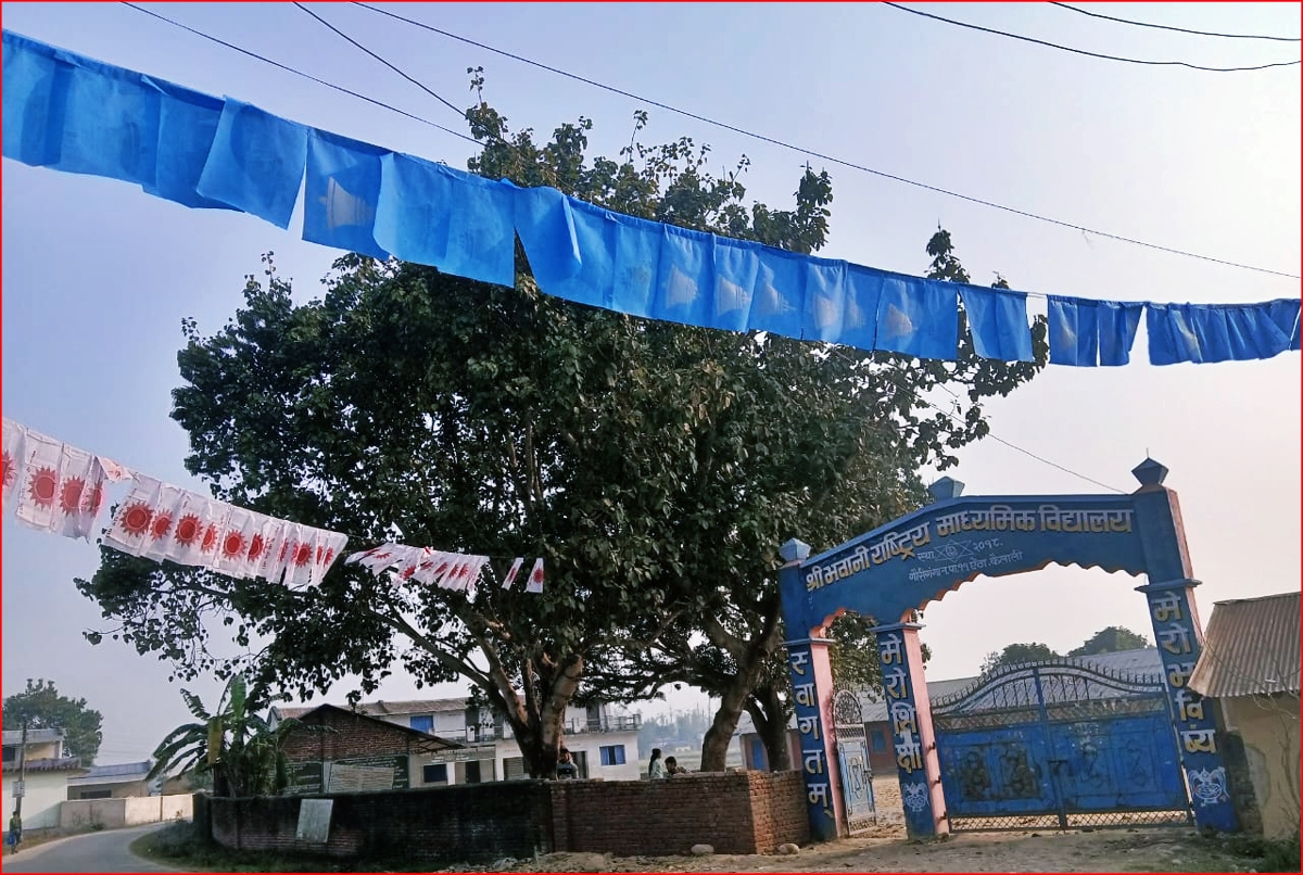 विद्यालयमै राजनितिक दलका झण्डा: कैलालीमा आचारसंहिता उल्लंघन बढ्दो