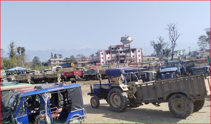 घोडाघोडीमा ट्रयाक्टर व्यवसायीको तालाबन्दी खुले, नदीजन्य पदार्थ उत्खननमा सहजता