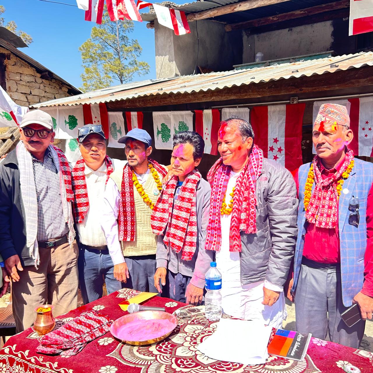 चुनावको मुखैमा कैलालीको चुरेका साउँद सहितको टिम एमाले छोडेर कांग्रेसमा प्रवेश