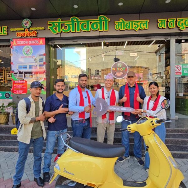 धनगढीमा HONOR मोबाइलद्वारा सन्जिवनी मोबाइललाई Vespa उपहार