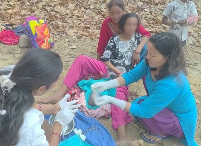 कैलालीको मोहन्यालमा बाटोमै शिशुको जन्म, दुर्गम स्वास्थ्य पहुँचको चुनौती बन्दै