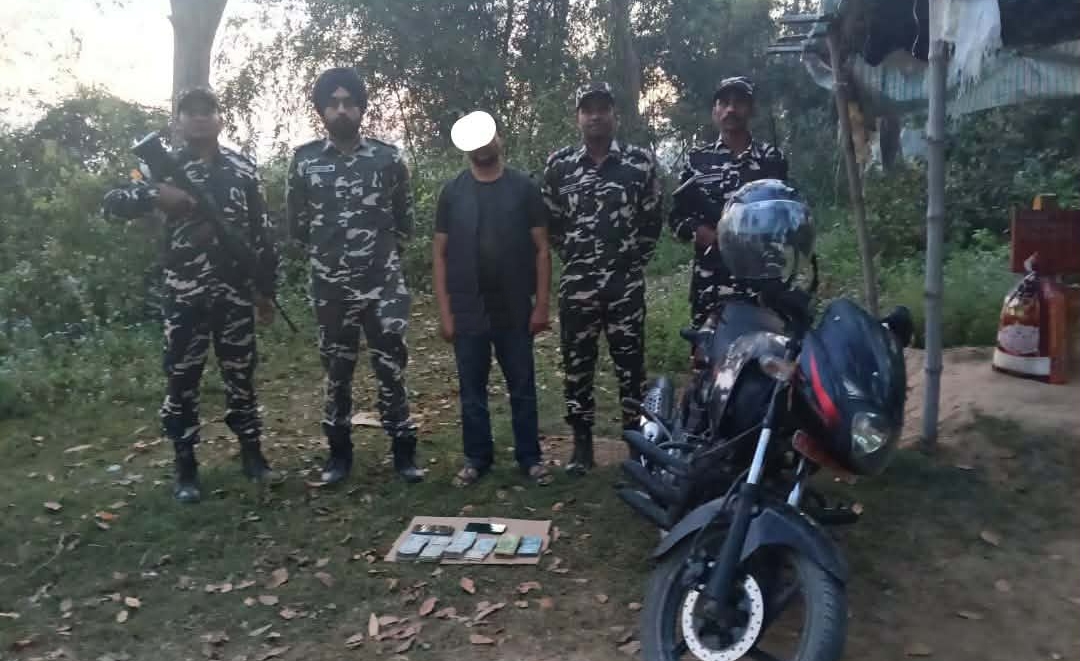 नेपाल–भारत सीमामा ३ लाख रुपैयाँसहित एक व्यक्ति पक्राउ