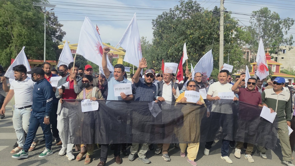 ओली–लेखक रिहाइको माग गर्दै धनगढीमा एमालेको प्रदर्शन