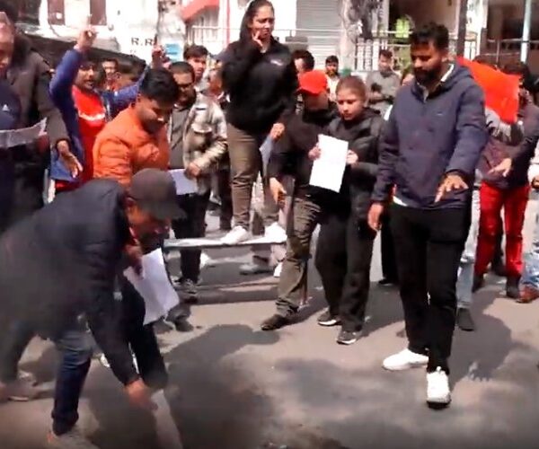 ओली पक्राउ विरोधमा एमाले आक्रोश, कार्की आयोगको प्रतिवेदन जलाइयो, आन्दोलन चर्किदै