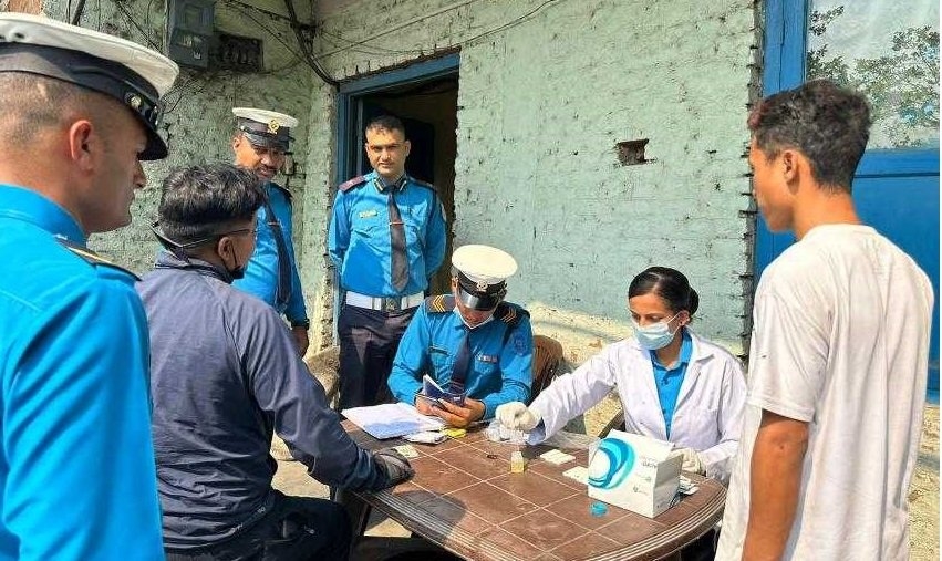 कञ्चनपुरको राजमार्गमा ट्राफिक प्रहरीको कडाइः ‘लापसे’ सेवनमा संलग्न २२ चालक कारबाहीमा