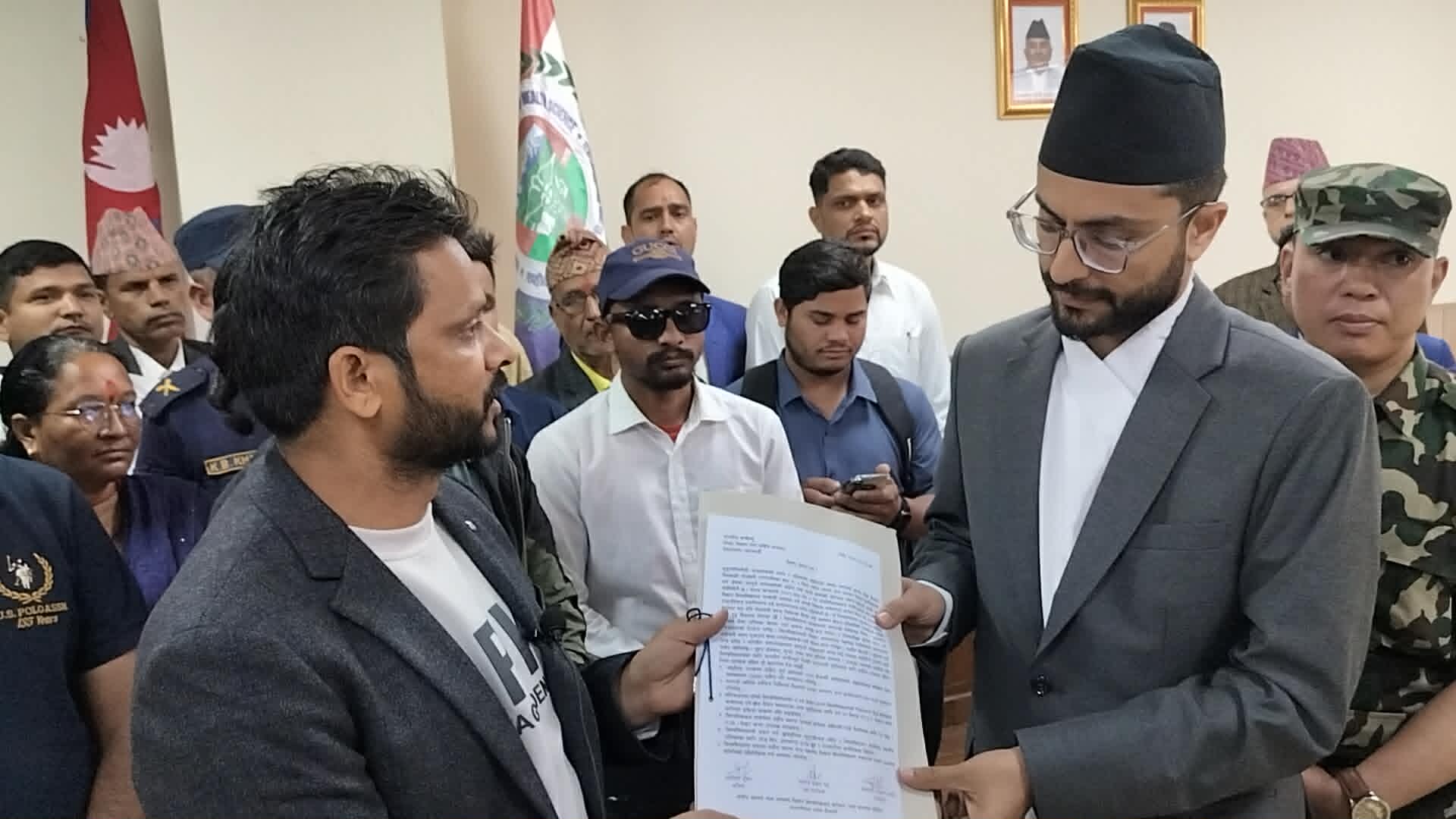 गेटामा सहिद दशरथ चन्द स्वास्थ्य विज्ञान विश्वविद्यालय सञ्चालनको माग गर्दै शिक्षामन्त्रीलाई ज्ञापन-पत्र