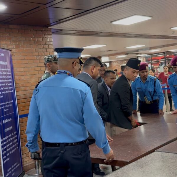 त्रिभुवन विमानस्थलमा गृहमन्त्रीको अनुगमन: यात्रु सास्ती अन्त्य गर्न कडा निर्देशन