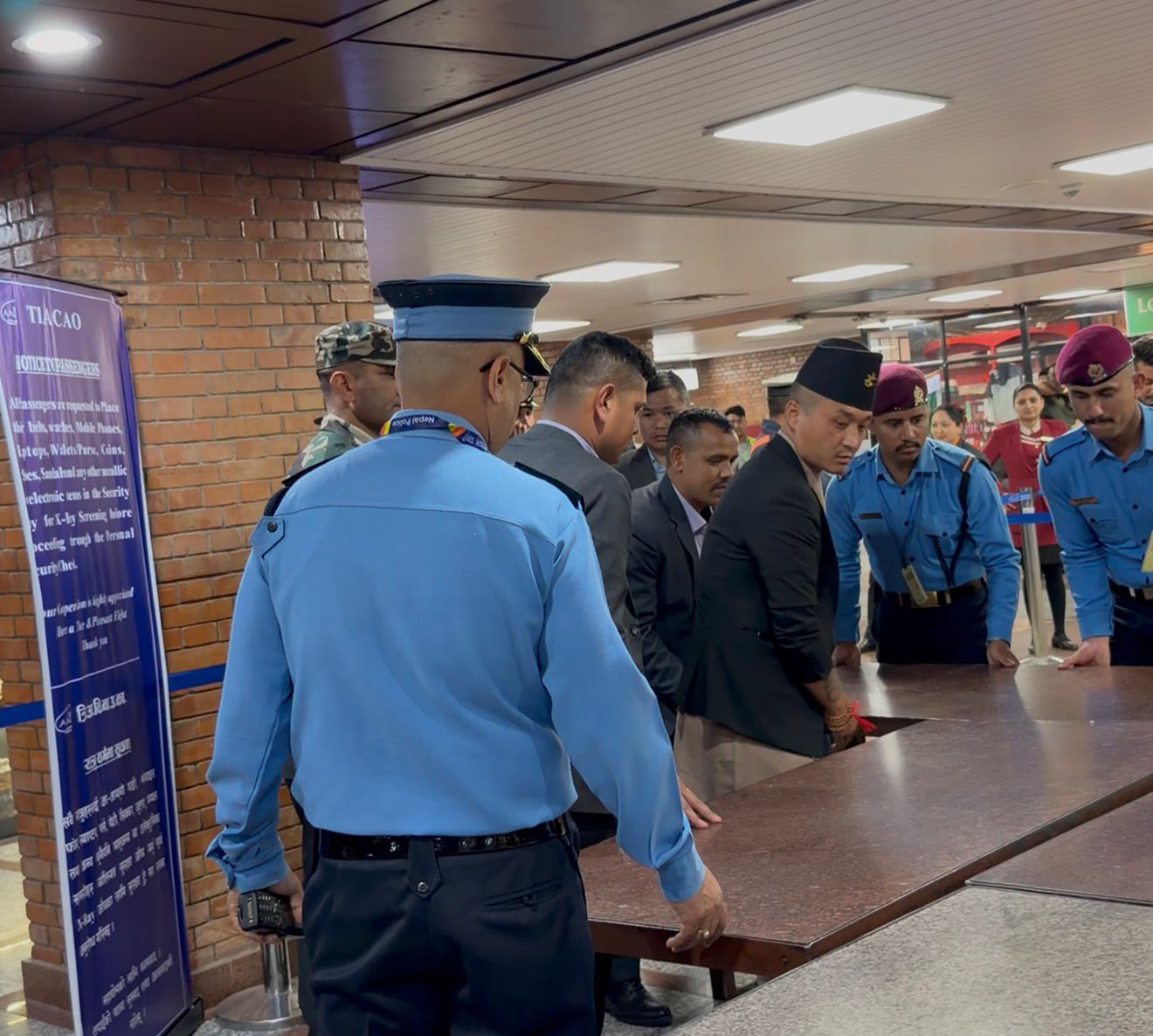 त्रिभुवन विमानस्थलमा गृहमन्त्रीको अनुगमन: यात्रु सास्ती अन्त्य गर्न कडा निर्देशन