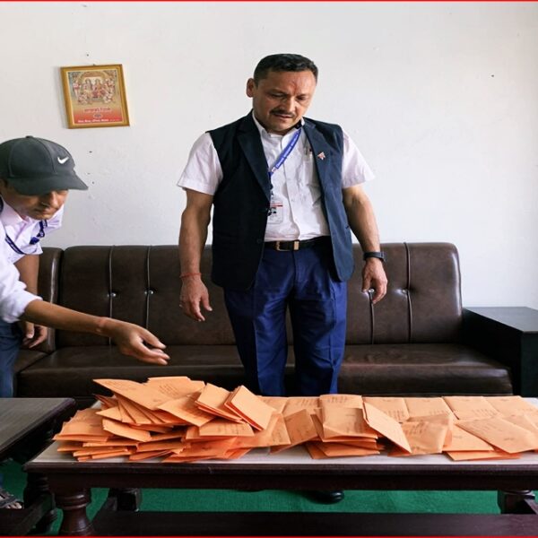 घर घरमै सेवा: कैलाली प्रशासनद्वारा हुलाकमार्फत राहदानी वितरण सुरु गर्यो