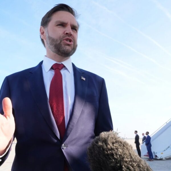 इरान–अमेरिका शान्ति वार्ता अनिश्चित: जेडी भान्स इस्लामावाद जाँदै, इरानको कडा अडान