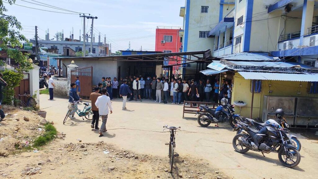 सर्वोच्चको निर्णयपछि लम्कीचुहा अस्पतालमा प्रदेश सरकारले कर्मचारी&hellip;