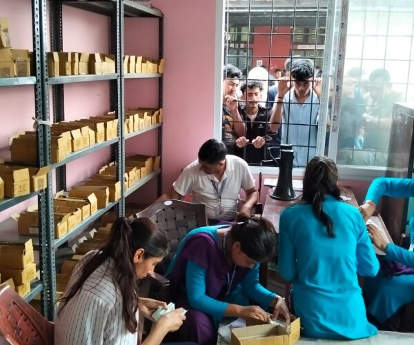 धनगढीमा लामो प्रतीक्षापछि लाइसेन्स वितरण सुरु, ३१ हजारभन्दा बढी लाभान्वित