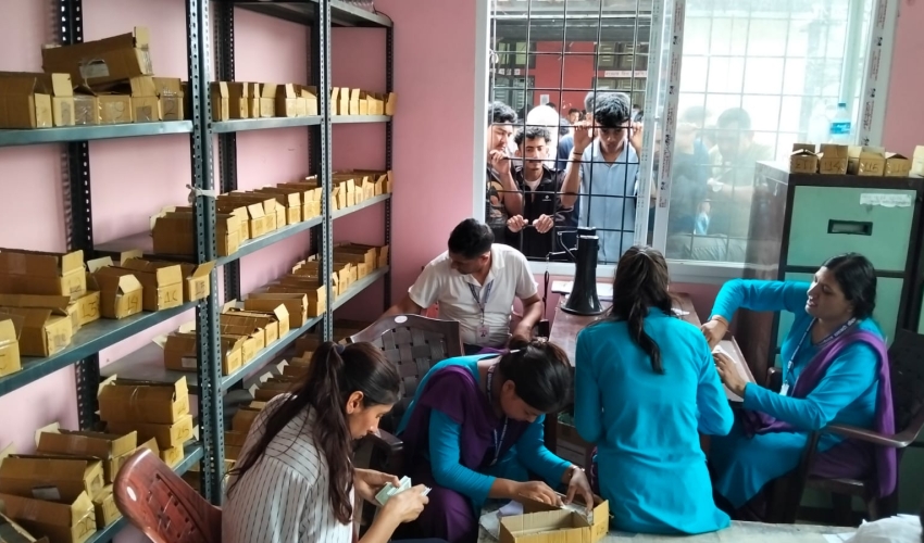 धनगढीमा लामो प्रतीक्षापछि लाइसेन्स वितरण सुरु, ३१&hellip;