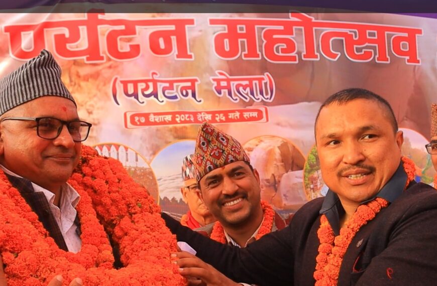 ५ किलोको मालासहित सचिव कोइरालालाई सम्मान, पर्यटन विकासका लागि ५ बुँदे माग