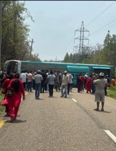 बर्दिया राष्ट्रिय निकुञ्जभित्र बस दुर्घटना, पूर्व–पश्चिम राजमार्ग अवरुद्ध