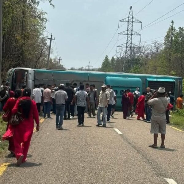 बर्दिया राष्ट्रिय निकुञ्जभित्र बस दुर्घटना, पूर्व–पश्चिम राजमार्ग अवरुद्ध