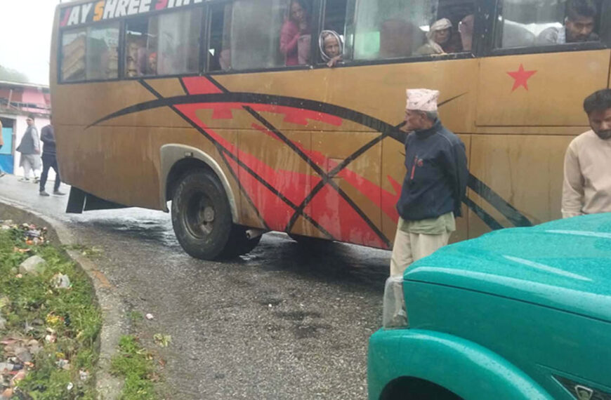 मेलौलीमा मन्त्री सवार गाडी र बस ठोक्कियो, मानवीय क्षति टरेको पुष्टि