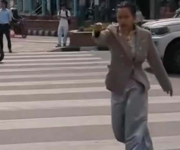 थापाथलीमा सांसद आशिका तामाङ र ट्राफिक प्रहरीबीच विवाद, केही समय यातायात अवरुद्ध