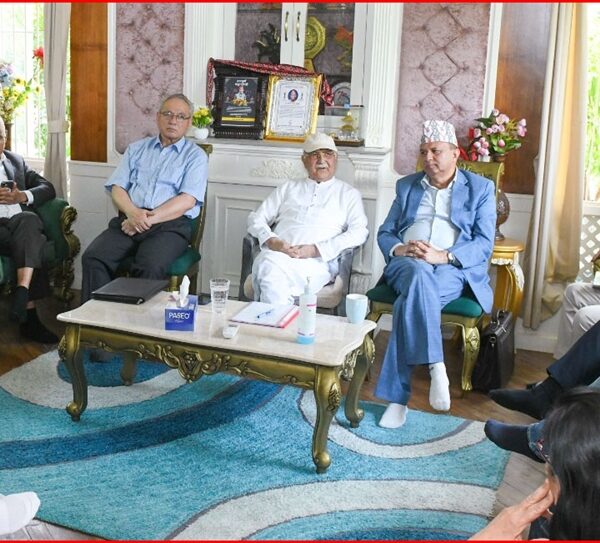 एमालेमा नेतृत्व विवाद चर्किँदै, ओलीमाथि दबाब बढ्यो