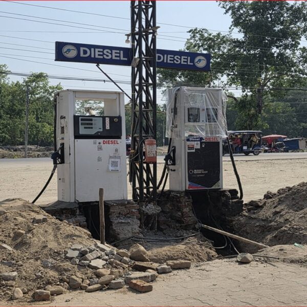 महेन्द्र राजमार्गमा अतिक्रमण हटाउने अभियान तीव्र, व्यवसायीले स्वेच्छिक रूपमा संरचना हटाउन थाले