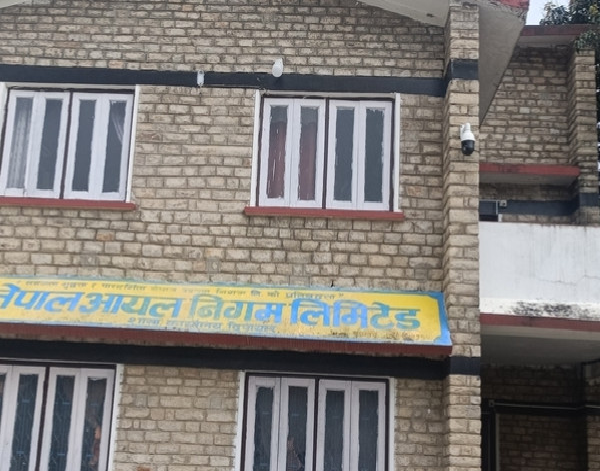डोटीमा पेट्रोल अभावले जिल्लामा जनजीवन अस्तव्यस्त, समाधान भोलिसम्म हुने दाबी