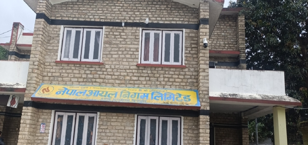 डोटीमा पेट्रोल अभावले जिल्लामा जनजीवन अस्तव्यस्त, समाधान&hellip;