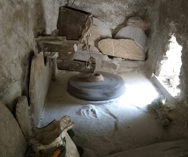 चुरे गाउँको जीवनरेखा: परम्परागत पानी घट्टमै अन्न पिसानीको सहारा