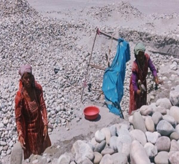 ४० डिग्री गर्मीमा पनि महाकाली बगरमा मजदुरी, पेट पाल्न संघर्षरत श्रमिक