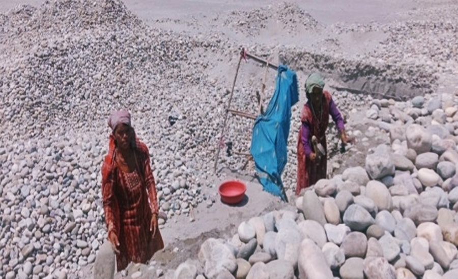 ४० डिग्री गर्मीमा पनि महाकाली बगरमा मजदुरी,…